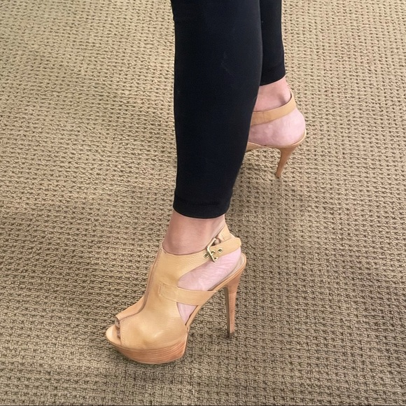 Guess Natural Leather Heels with Strap Size 7M these are gently worn.Very soft. - Picture 4 of 15